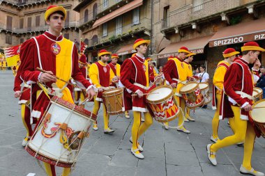 siena içinde geçit töreni