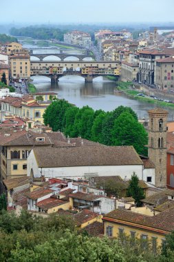 İtalya Floransa'da arno Nehri üzerinde Ortaçağ köprü