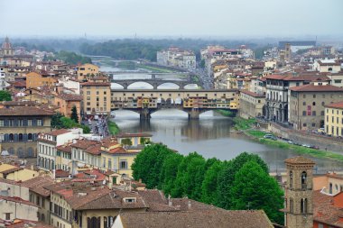 İtalya Floransa'da arno Nehri üzerinde Ortaçağ köprü