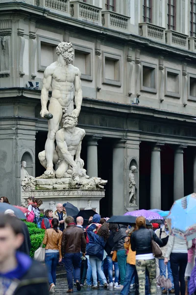 Turistas visitando Palazzo Vecchio en Florencia — Foto de Stock