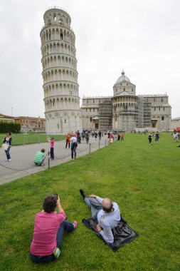 turistlerin ziyaret leaning tower Pisa, İtalya