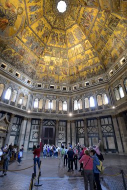 Floransa vaftizhane içinde turistler