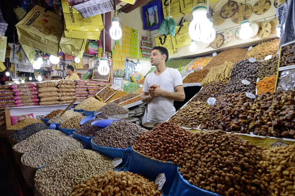 L'uomo commercia una frutta secca in un mercato — Foto Stock