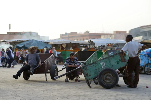 Personas que trabajan en la plaza Djemaa el Fna Marrakech, Marruecos —  Fotos de Stock