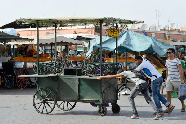 Mitarbeiter der Djemaa el fna square marrakesch, Marokko — Stockfoto