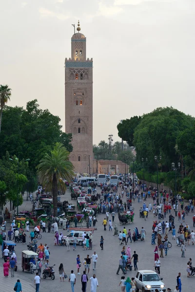 Jemaa el fna-plein in de buurt van koutoubia moskee, Marrakech, Marokko. — Stockfoto