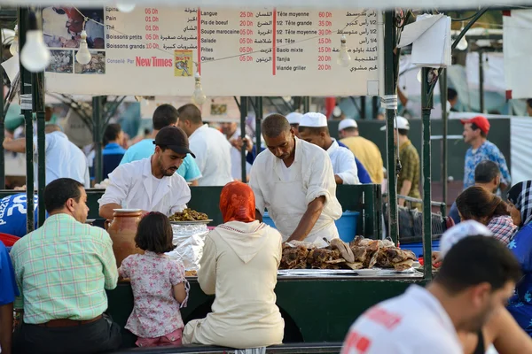 Insanlar satıyor gıda marrakesh, morocco — Stok fotoğraf