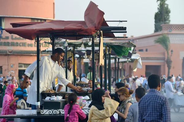 Menschen verkauft Lebensmittel Marrakesch, Marokko — Stockfoto