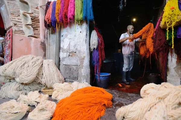 Adam bir pazarda, Fas kumaş boyama — Stok fotoğraf