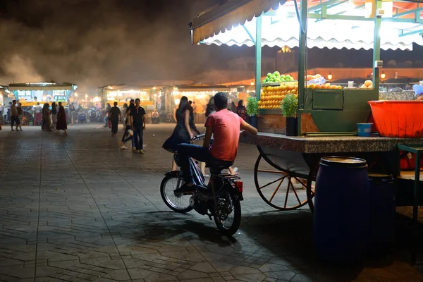 La gente visita la Plaza Jemaa el Fna, Marrakech, Marruecos — Foto de Stock