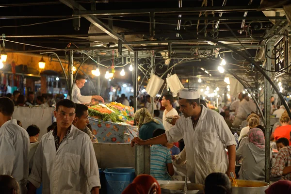 Mensen verkopen voedsel, Marrakech, Marokko — Stockfoto