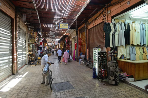 Mensen in een markt, Marrakech, Marokko — Stockfoto