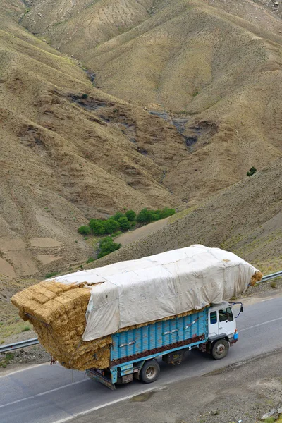 Перегруженный грузовик на дороге, Марокко — стоковое фото