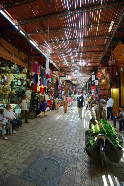 Ludzie w rynku, Marrakesz, Maroko — Zdjęcie stockowe