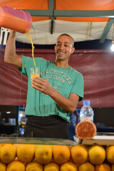 Mensen verkoopt jus d'orange, Marokko — Stockfoto