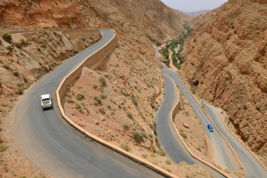 bir yol arabalar