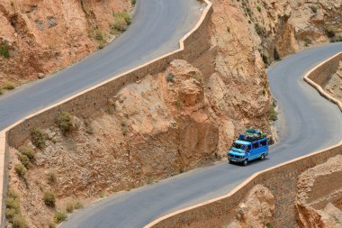 bir yol üzerinde aşırı yüklü araba