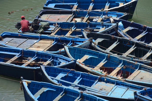 Mens werken in de haven van essaouira, Marokko — Stockfoto