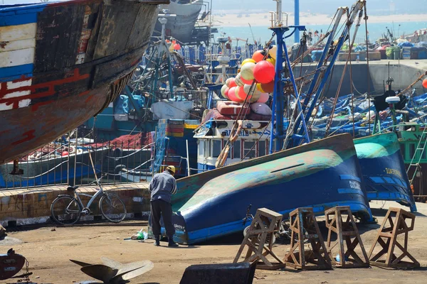 Homme réparateur bateau dans le port d'Essaouira, Maroc — Photo