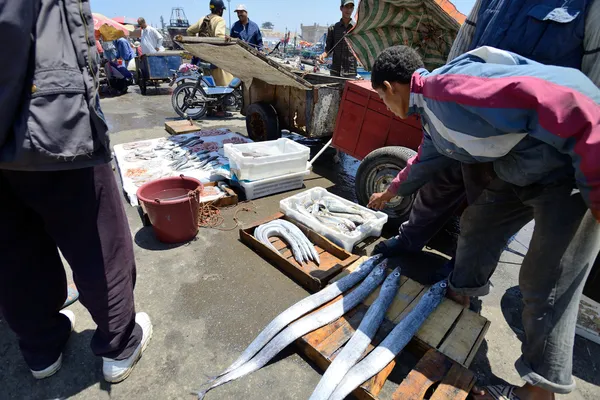 El hombre vende pescado fresco —  Fotos de Stock