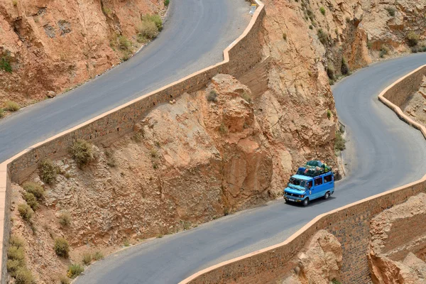 Bir yol üzerinde aşırı yüklü araba — Stok fotoğraf