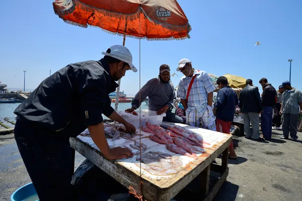 Mann verkauft frischen Fisch — Stockfoto