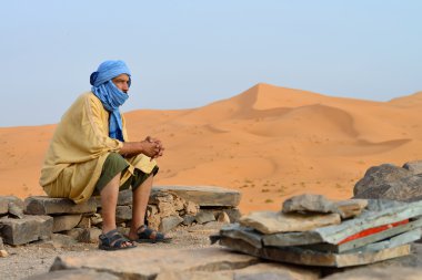 sahara Çölü'nde berber adam