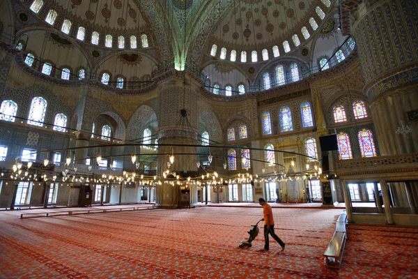 L'uomo lavora nella Moschea del Sultano Ahmed — Foto Stock