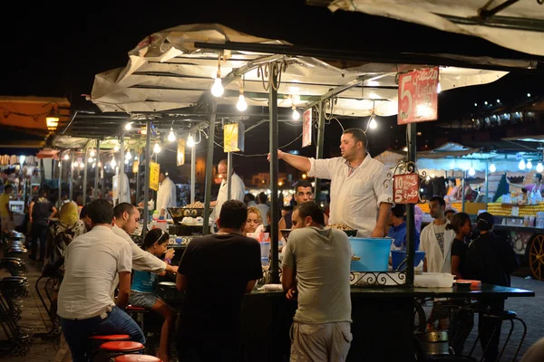 La gente vende cibo in piazza Jemaa el Fna — Foto Stock