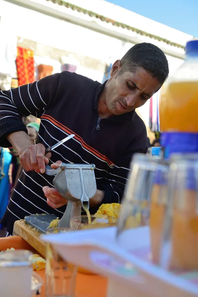 Man sells fresh orange juice — Stock Photo, Image