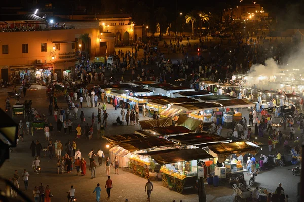 Menschen besuchen den jemaa el fna Platz — Stockfoto