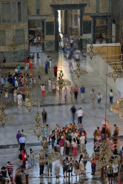 Tourists visiting the Hagia Sophia — Stock Photo, Image