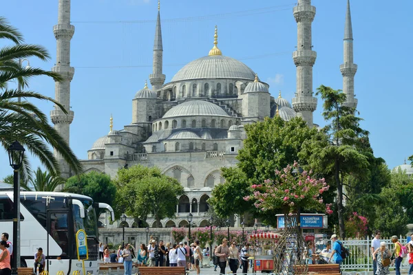 Personer som besöker torget nära sultan ahmed-moskén — Stockfoto