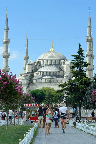 People visiting square near Sultan Ahmed Mosque — Stock Photo, Image