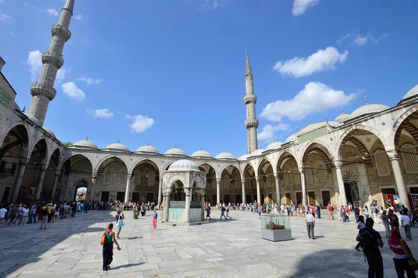 People waiting to enter the Sultan Ahmed Mosque — Stock Photo, Image
