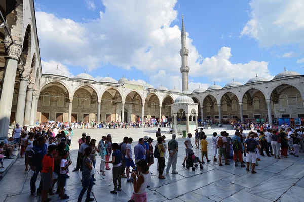 People waiting to enter the Sultan Ahmed Mosque — Stock Photo, Image