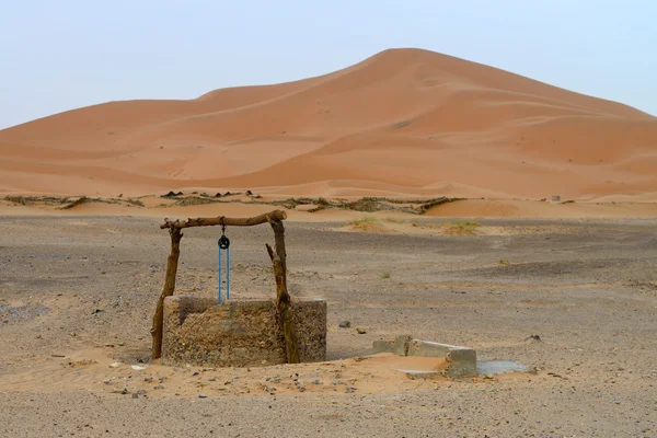 Water goed in de sahara — Stockfoto
