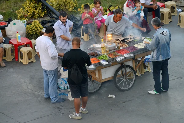 Mann handelt in einer Straße mit Lebensmitteln — Stockfoto