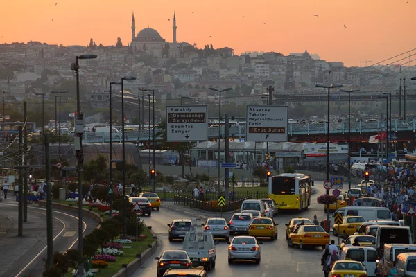 Istanbul trafic en zonsondergang panorama — Stockfoto