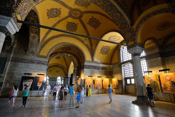 Tourists visiting the Hagia Sophia — Stock Photo, Image