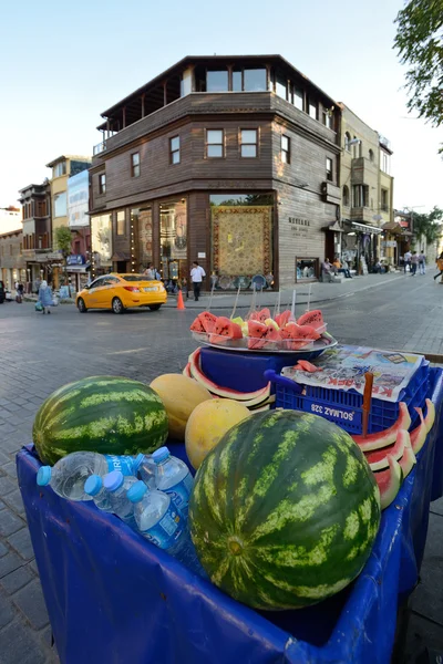 Taze meyve ve su bir sokakta adam esnaf — Stok fotoğraf