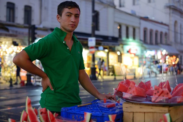 Člověk obchoduje meloun v ulici — Stock fotografie