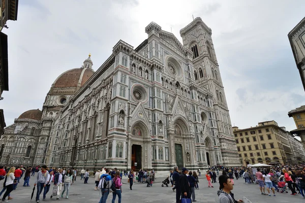 Turisti in Piazza del Duomo — Foto Stock