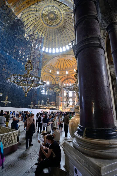 Tourists visiting the Hagia Sophia — Stock Photo, Image