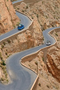 bir yol üzerinde aşırı yüklü araba