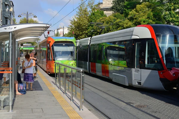 sokak eski şehirdeki modern tramvay