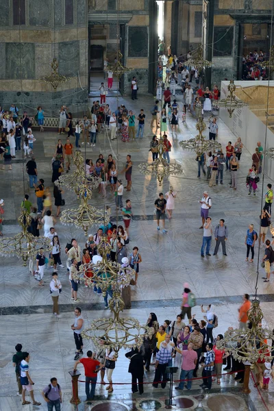 Turister som besöker hagia sophia — Stockfoto