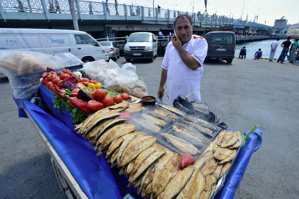 Uomo commercia cibo in una strada, Istanbul — Foto Stock