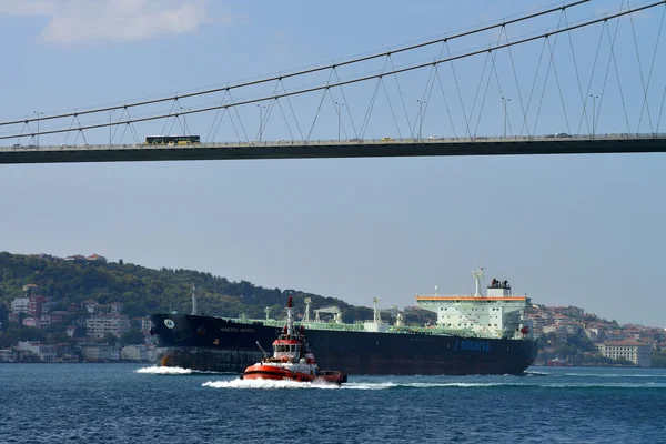 Transport på och under ataturk bro — Stockfoto