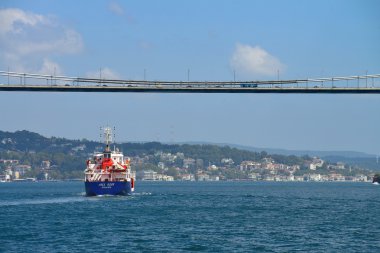 taşıma ve Atatürk Köprüsü'nün altında hakkında